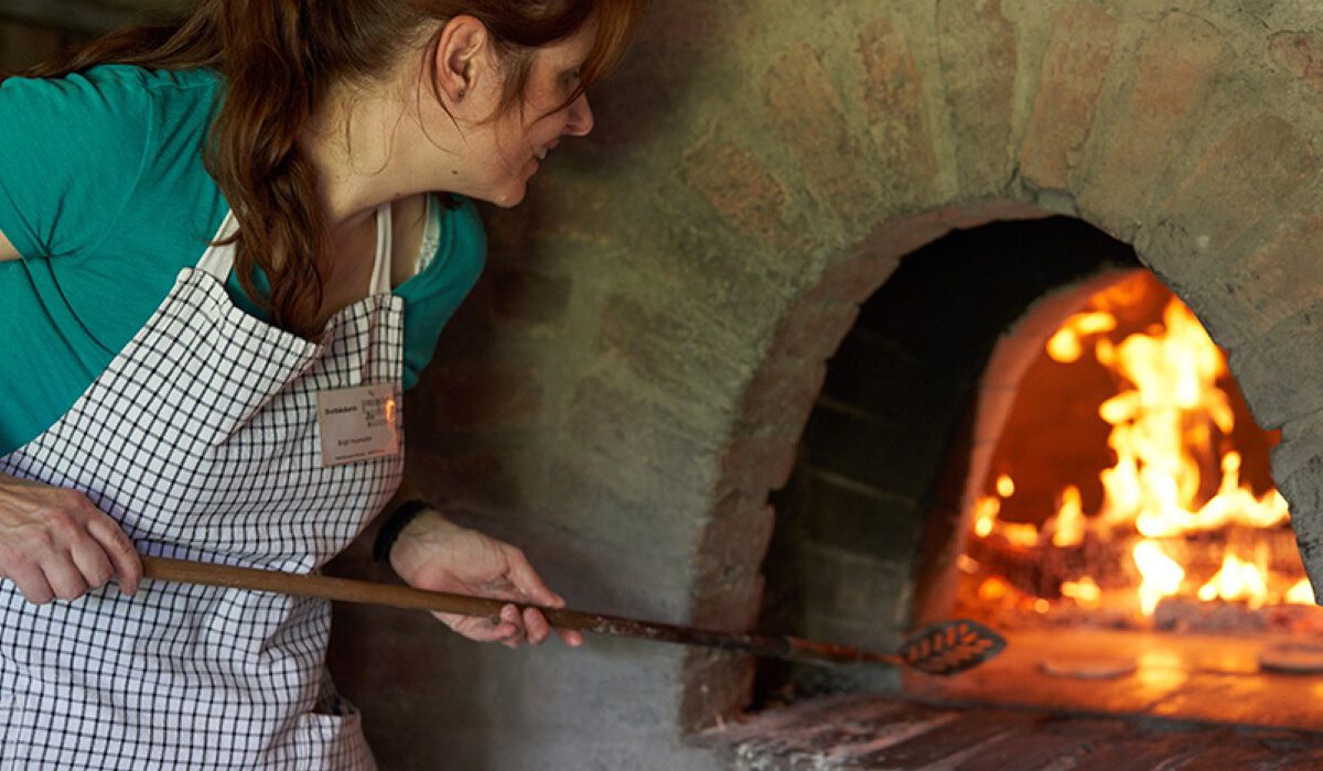 Brotbacken im Holzbackofen